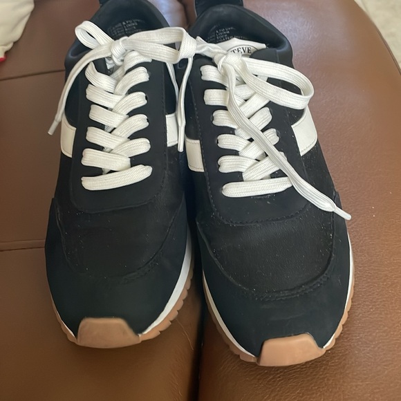Steve Madden womens sneakers blackk with 
Whiter details worn once - Picture 2 of 3